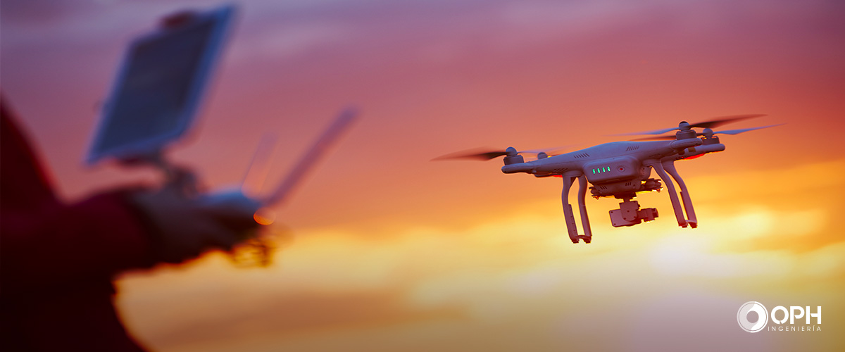 Imagen de operador controlando drone